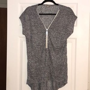 Sleeveless shirt with zippered front